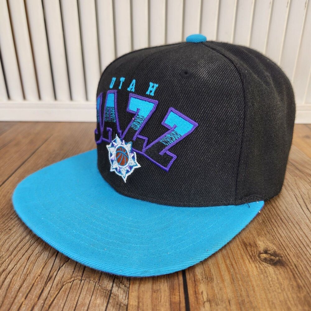 Mitchell & Ness Utah Jazz Snapback Hat Gradient Kordmark Noir Pale Blue NBA Cap